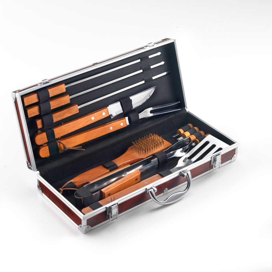 valigetta-in-radica-con-12-accessori-bbq-in-acciai