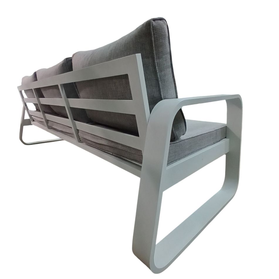 set-salotto-luise-con-divano-3-posti-2-poltrone-e-tavolo-basso-in-alluminio-bianco-con-cuscini-grigi