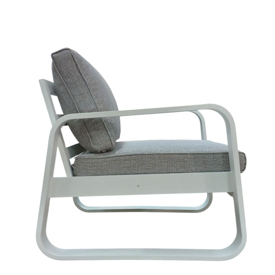 set-salotto-luise-con-divano-3-posti-2-poltrone-e-tavolo-basso-in-alluminio-bianco-con-cuscini-grigi
