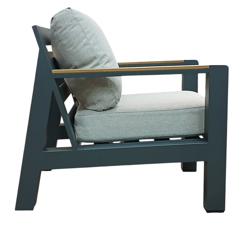 set-salotto-kristian-con-divano-3-posti-2-poltrone-e-tavolo-basso-in-alluminio-nero-con-braccioli-effetto-legno-e-cuscini-grigi