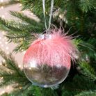 sfera-natalizia-rosa-8cm-con-glitter-e-piume